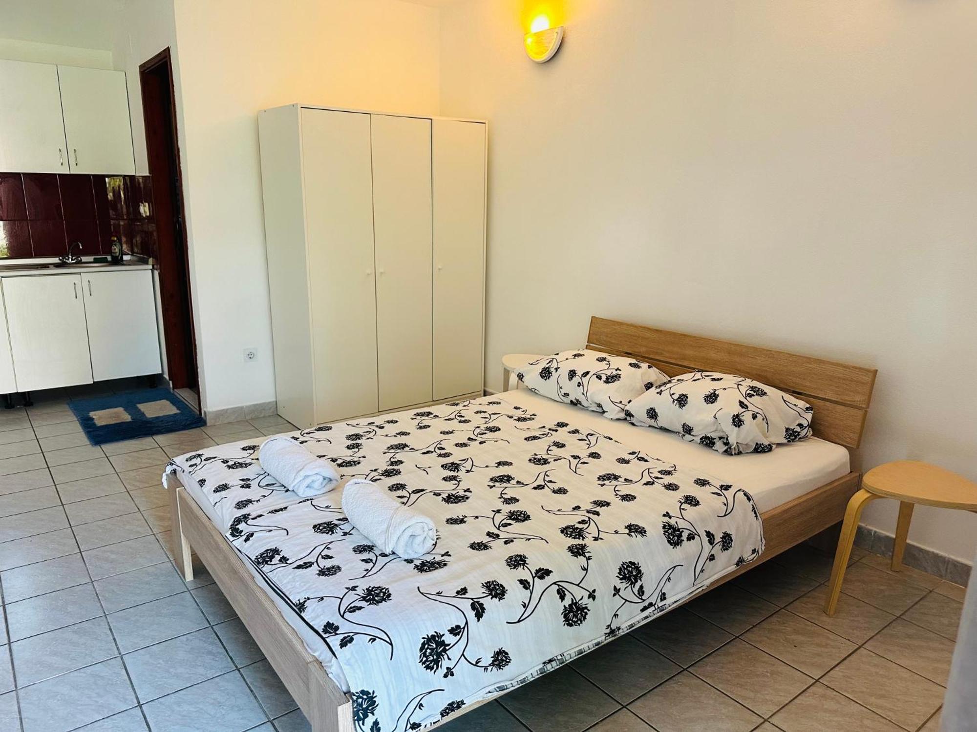 Bright Side Apartment *